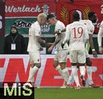 15.03.2025, Fussball 1. Bundesliga 2024/2025, 26. Spieltag, FC Augsburg - VfL Wolfsburg, in der WWK-Arena Augsburg, Torjubel Philipp Tietz (li, FC Augsburg) mit Cedric Adrian Zesiger (FC Augsburg) zum 1:0

