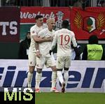 15.03.2025, Fussball 1. Bundesliga 2024/2025, 26. Spieltag, FC Augsburg - VfL Wolfsburg, in der WWK-Arena Augsburg, Torjubel Philipp Tietz (mitte, FC Augsburg) mit Cedric Adrian Zesiger (FC Augsburg) und Frank Ogochukwu Onyeka (Augsburg) zum 1:0

