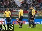 15.03.2025, Fussball 1. Bundesliga 2024/2025, 26. Spieltag, FC Augsburg - VfL Wolfsburg, in der WWK-Arena Augsburg, Trainer Ralph Hasenhttl (Wolfsburg) beschwert sich beim Schiedsrichter Martin Petersen (re).
 

