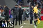 15.03.2025, Fussball 1. Bundesliga 2024/2025, 26. Spieltag, FC Augsburg - VfL Wolfsburg, in der WWK-Arena Augsburg, Trainer Ralph Hasenhttl (Wolfsburg) beschwert sich beim Linienrichter. 
 

