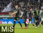 15.03.2025, Fussball 1. Bundesliga 2024/2025, 26. Spieltag, FC Augsburg - VfL Wolfsburg, in der WWK-Arena Augsburg, Frust nach der Niederlage bei Denis Vavro (Wolfsburg), Tiago Tomas (Wolfsburg)  
 

