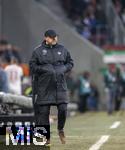 15.03.2025, Fussball 1. Bundesliga 2024/2025, 26. Spieltag, FC Augsburg - VfL Wolfsburg, in der WWK-Arena Augsburg, Trainer Ralph Hasenhttl (Wolfsburg) nachdenklich 

