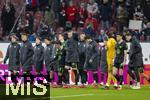 15.03.2025, Fussball 1. Bundesliga 2024/2025, 26. Spieltag, FC Augsburg - VfL Wolfsburg, in der WWK-Arena Augsburg, Frust nach der Niederlage bei Denis Vavro (Wolfsburg), Torwart Kamil Grabara (Wolfsburg), 

