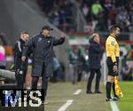 15.03.2025, Fussball 1. Bundesliga 2024/2025, 26. Spieltag, FC Augsburg - VfL Wolfsburg, in der WWK-Arena Augsburg, Trainer Ralph Hasenhttl (Wolfsburg) beschwert sich beim Linienrichter.
 

