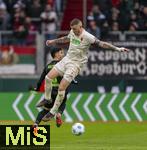 15.03.2025, Fussball 1. Bundesliga 2024/2025, 26. Spieltag, FC Augsburg - VfL Wolfsburg, in der WWK-Arena Augsburg, Jeffrey Gouweleeuw (FC Augsburg) gegen Mohamed Amoura (Wolfsburg) 