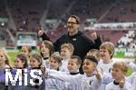 15.03.2025, Fussball 1. Bundesliga 2024/2025, 26. Spieltag, FC Augsburg - VfL Wolfsburg, in der WWK-Arena Augsburg, Prsident Markus Krapf (FC Augsburg) mit den Einlaufkindern.