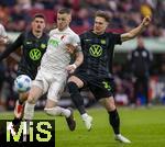 15.03.2025, Fussball 1. Bundesliga 2024/2025, 26. Spieltag, FC Augsburg - VfL Wolfsburg, in der WWK-Arena Augsburg, v.li: Jeffrey Gouweleeuw (FC Augsburg) gegen Matthias Svanberg (Wolfsburg)
