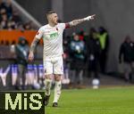 15.03.2025, Fussball 1. Bundesliga 2024/2025, 26. Spieltag, FC Augsburg - VfL Wolfsburg, in der WWK-Arena Augsburg, Jeffrey Gouweleeuw (FC Augsburg) gibt Anweisungen.