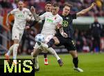 15.03.2025, Fussball 1. Bundesliga 2024/2025, 26. Spieltag, FC Augsburg - VfL Wolfsburg, in der WWK-Arena Augsburg, v.li: Jeffrey Gouweleeuw (FC Augsburg) gegen Matthias Svanberg (Wolfsburg)