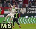 15.03.2025, Fussball 1. Bundesliga 2024/2025, 26. Spieltag, FC Augsburg - VfL Wolfsburg, in der WWK-Arena Augsburg, Jeffrey Gouweleeuw (FC Augsburg) gegen Mohamed Amoura (Wolfsburg) 