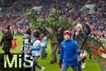15.03.2025, Fussball 1. Bundesliga 2024/2025, 26. Spieltag, FC Augsburg - VfL Wolfsburg, in der WWK-Arena Augsburg, Aktionstag zur Grnen Woche beim FCA, ein ?Baum? luft vor dem Spiel mit den Kindern mit ber den Platz.