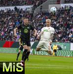 15.03.2025, Fussball 1. Bundesliga 2024/2025, 26. Spieltag, FC Augsburg - VfL Wolfsburg, in der WWK-Arena Augsburg, re: Philipp Tietz (FC Augsburg) Kopfball.