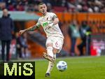 15.03.2025, Fussball 1. Bundesliga 2024/2025, 26. Spieltag, FC Augsburg - VfL Wolfsburg, in der WWK-Arena Augsburg, Jeffrey Gouweleeuw (FC Augsburg) am Ball 