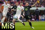 15.03.2025, Fussball 1. Bundesliga 2024/2025, 26. Spieltag, FC Augsburg - VfL Wolfsburg, in der WWK-Arena Augsburg, v.li: Jeffrey Gouweleeuw (FC Augsburg) gegen Matthias Svanberg (Wolfsburg)