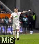 15.03.2025, Fussball 1. Bundesliga 2024/2025, 26. Spieltag, FC Augsburg - VfL Wolfsburg, in der WWK-Arena Augsburg, Jeffrey Gouweleeuw (FC Augsburg) gibt Anweisungen.