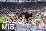 15.03.2025, Fussball 1. Bundesliga 2024/2025, 26. Spieltag, FC Augsburg - VfL Wolfsburg, in der WWK-Arena Augsburg, Prsident Markus Krapf (FC Augsburg) mit den Einlaufkindern.