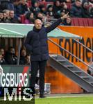 15.03.2025, Fussball 1. Bundesliga 2024/2025, 26. Spieltag, FC Augsburg - VfL Wolfsburg, in der WWK-Arena Augsburg, Trainer Jess Thorup (FC Augsburg) gibt Anweisungen.