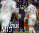 15.03.2025, Fussball 1. Bundesliga 2024/2025, 26. Spieltag, FC Augsburg - VfL Wolfsburg, in der WWK-Arena Augsburg, Trainer Jess Thorup (FC Augsburg) gibt Anweisungen.