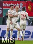 15.03.2025, Fussball 1. Bundesliga 2024/2025, 26. Spieltag, FC Augsburg - VfL Wolfsburg, in der WWK-Arena Augsburg, Torjubel Philipp Tietz (mitte, FC Augsburg) zum 1:0. mit Cedric Adrian Zesiger (li, FC Augsburg) und Frank Ogochukwu Onyeka (Augsburg) 