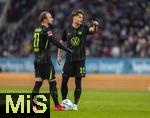15.03.2025, Fussball 1. Bundesliga 2024/2025, 26. Spieltag, FC Augsburg - VfL Wolfsburg, in der WWK-Arena Augsburg, v.li: Maximilian Arnold (Wolfsburg) und Matthias Svanberg (Wolfsburg) nachdenklich 