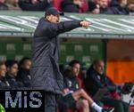15.03.2025, Fussball 1. Bundesliga 2024/2025, 26. Spieltag, FC Augsburg - VfL Wolfsburg, in der WWK-Arena Augsburg, Trainer Ralph Hasenhttl (Wolfsburg) gibt Anweisungen.