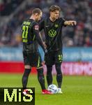 15.03.2025, Fussball 1. Bundesliga 2024/2025, 26. Spieltag, FC Augsburg - VfL Wolfsburg, in der WWK-Arena Augsburg, v.li: Maximilian Arnold (Wolfsburg) und Matthias Svanberg (Wolfsburg) nachdenklich 
