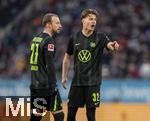 15.03.2025, Fussball 1. Bundesliga 2024/2025, 26. Spieltag, FC Augsburg - VfL Wolfsburg, in der WWK-Arena Augsburg, v.li: Maximilian Arnold (Wolfsburg) und Matthias Svanberg (Wolfsburg) nachdenklich 
