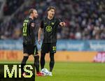 15.03.2025, Fussball 1. Bundesliga 2024/2025, 26. Spieltag, FC Augsburg - VfL Wolfsburg, in der WWK-Arena Augsburg, v.li: Maximilian Arnold (Wolfsburg) und Matthias Svanberg (Wolfsburg) nachdenklich 
