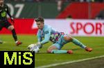 15.03.2025, Fussball 1. Bundesliga 2024/2025, 26. Spieltag, FC Augsburg - VfL Wolfsburg, in der WWK-Arena Augsburg, Torwart Finn Dahmen (FC Augsburg) hat den Ball.