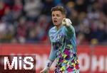 15.03.2025, Fussball 1. Bundesliga 2024/2025, 26. Spieltag, FC Augsburg - VfL Wolfsburg, in der WWK-Arena Augsburg, Torwart Finn Dahmen (FC Augsburg) gibt Anweisungen.