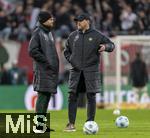 15.03.2025, Fussball 1. Bundesliga 2024/2025, 26. Spieltag, FC Augsburg - VfL Wolfsburg, in der WWK-Arena Augsburg, re: Trainer Ralph Hasenhttl (Wolfsburg) nach dem Spiel frustriert, li: Patrick Hasenhttl (Co-Trainer Wolfsburg)
