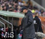 15.03.2025, Fussball 1. Bundesliga 2024/2025, 26. Spieltag, FC Augsburg - VfL Wolfsburg, in der WWK-Arena Augsburg, Trainer Ralph Hasenhttl (Wolfsburg) nachdenklich. 