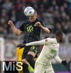15.03.2025, Fussball 1. Bundesliga 2024/2025, 26. Spieltag, FC Augsburg - VfL Wolfsburg, in der WWK-Arena Augsburg, li: Denis Vavro (Wolfsburg) Kopfball.