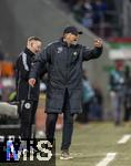 15.03.2025, Fussball 1. Bundesliga 2024/2025, 26. Spieltag, FC Augsburg - VfL Wolfsburg, in der WWK-Arena Augsburg, Trainer Ralph Hasenhttl (Wolfsburg) gibt Anweisungen 