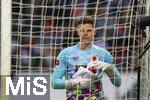 15.03.2025, Fussball 1. Bundesliga 2024/2025, 26. Spieltag, FC Augsburg - VfL Wolfsburg, in der WWK-Arena Augsburg, Torwart Finn Dahmen (FC Augsburg) hinter dem Netz 