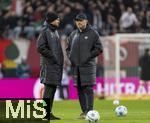15.03.2025, Fussball 1. Bundesliga 2024/2025, 26. Spieltag, FC Augsburg - VfL Wolfsburg, in der WWK-Arena Augsburg, re: Trainer Ralph Hasenhttl (Wolfsburg) nach dem Spiel frustriert, li: Patrick Hasenhttl (Co-Trainer Wolfsburg)