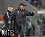 15.03.2025, Fussball 1. Bundesliga 2024/2025, 26. Spieltag, FC Augsburg - VfL Wolfsburg, in der WWK-Arena Augsburg, Trainer Ralph Hasenhttl (Wolfsburg) gibt Anweisungen 