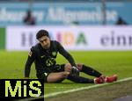15.03.2025, Fussball 1. Bundesliga 2024/2025, 26. Spieltag, FC Augsburg - VfL Wolfsburg, in der WWK-Arena Augsburg, Tiago Tomas (Wolfsburg) am Boden.