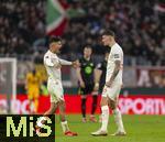 15.03.2025, Fussball 1. Bundesliga 2024/2025, 26. Spieltag, FC Augsburg - VfL Wolfsburg, in der WWK-Arena Augsburg, v.li: jubel bei Dimitrios Christos Giannoulis (FC Augsburg) und Cedric Adrian Zesiger (FC Augsburg) 