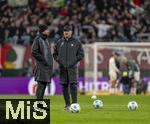 15.03.2025, Fussball 1. Bundesliga 2024/2025, 26. Spieltag, FC Augsburg - VfL Wolfsburg, in der WWK-Arena Augsburg, re: Trainer Ralph Hasenhttl (Wolfsburg) nach dem Spiel frustriert, li: Patrick Hasenhttl (Co-Trainer Wolfsburg)