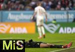 15.03.2025, Fussball 1. Bundesliga 2024/2025, 26. Spieltag, FC Augsburg - VfL Wolfsburg, in der WWK-Arena Augsburg, Tiago Tomas (Wolfsburg) am Boden.