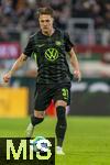 15.03.2025, Fussball 1. Bundesliga 2024/2025, 26. Spieltag, FC Augsburg - VfL Wolfsburg, in der WWK-Arena Augsburg, Matthias Svanberg (Wolfsburg) am Ball 