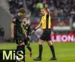 15.03.2025, Fussball 1. Bundesliga 2024/2025, 26. Spieltag, FC Augsburg - VfL Wolfsburg, in der WWK-Arena Augsburg, Schiedsrichter Martin Petersen, 