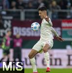 15.03.2025, Fussball 1. Bundesliga 2024/2025, 26. Spieltag, FC Augsburg - VfL Wolfsburg, in der WWK-Arena Augsburg, Dimitrios Christos Giannoulis (FC Augsburg) stoppt den Ball.