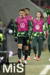 15.03.2025, Fussball 1. Bundesliga 2024/2025, 26. Spieltag, FC Augsburg - VfL Wolfsburg, in der WWK-Arena Augsburg, Ersatzspieler Jakub Kaminski (Wolfsburg) nachdenklich 