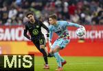 15.03.2025, Fussball 1. Bundesliga 2024/2025, 26. Spieltag, FC Augsburg - VfL Wolfsburg, in der WWK-Arena Augsburg, Torwart Finn Dahmen (FC Augsburg) wirft den Ball ab 