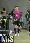 15.03.2025, Fussball 1. Bundesliga 2024/2025, 26. Spieltag, FC Augsburg - VfL Wolfsburg, in der WWK-Arena Augsburg, Ersatzspieler Jakub Kaminski (Wolfsburg) nachdenklich 