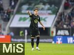 15.03.2025, Fussball 1. Bundesliga 2024/2025, 26. Spieltag, FC Augsburg - VfL Wolfsburg, in der WWK-Arena Augsburg,  Sebastiaan Bornauw (Wolfsburg) gibt Anweisungen