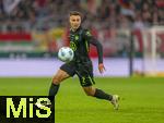 15.03.2025, Fussball 1. Bundesliga 2024/2025, 26. Spieltag, FC Augsburg - VfL Wolfsburg, in der WWK-Arena Augsburg, Kilian Fischer (Wolfsburg) am Ball 