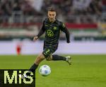 15.03.2025, Fussball 1. Bundesliga 2024/2025, 26. Spieltag, FC Augsburg - VfL Wolfsburg, in der WWK-Arena Augsburg, Kilian Fischer (Wolfsburg) am Ball 